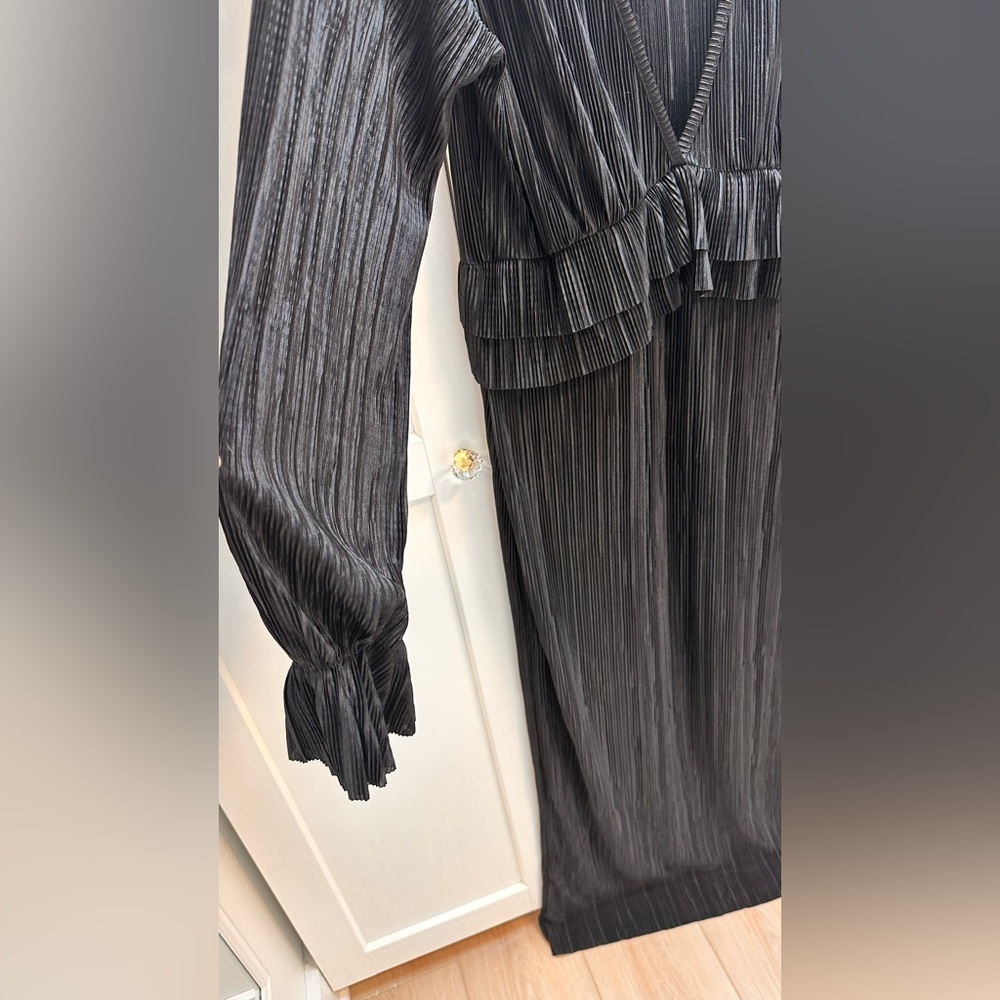 Boohoo Black Plisse Long Sleeve V-Neck Maxi Dress - Picture 8 of 11